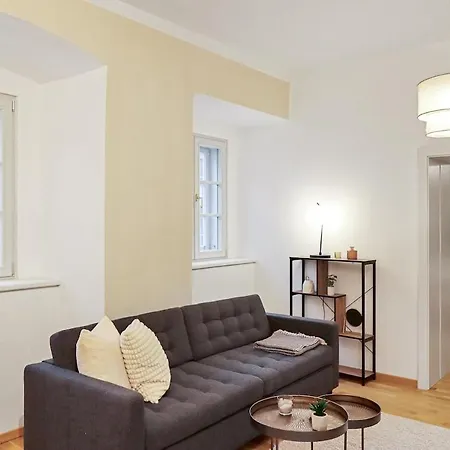 Moderne Zwei Altbauwohnung Im Stadtkern Apartment