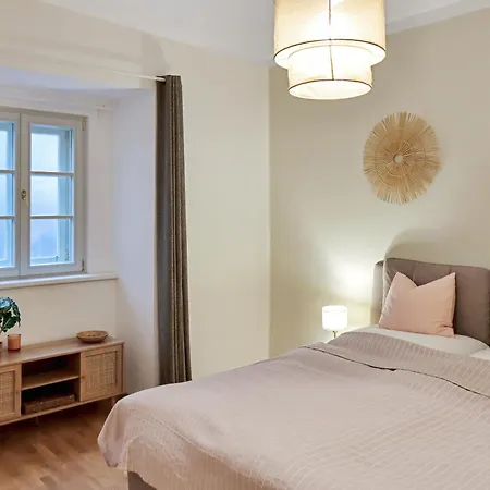 Moderne Zwei Altbauwohnung Im Stadtkern *